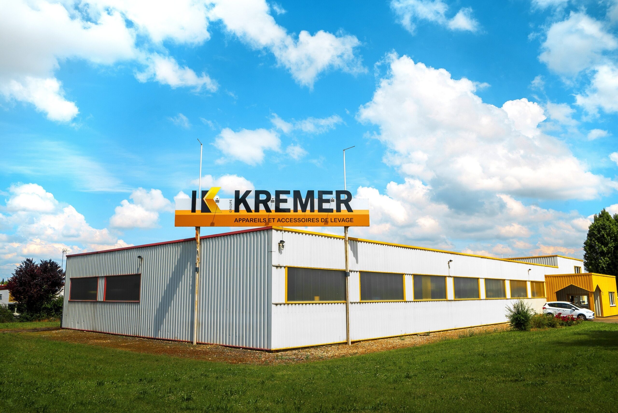 Image du siège social Groupe KREMER basé sur Dijon avec un bâtiment blanc et jaune où se trouve notre boutique