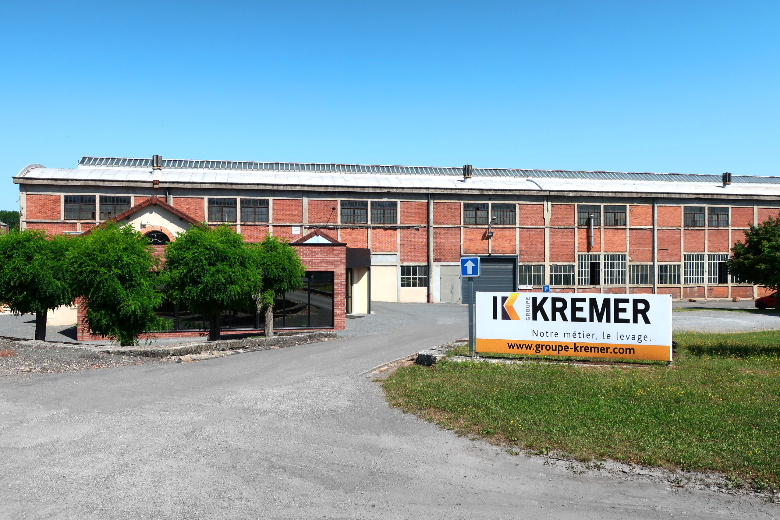 Image du siège social Groupe KREMER basé sur Guérigny avec un bâtiment pour les bureaux et un pour l'atelier d'usinage et de fabrication de câbles